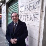 giovanni falci con la scritta sul muro