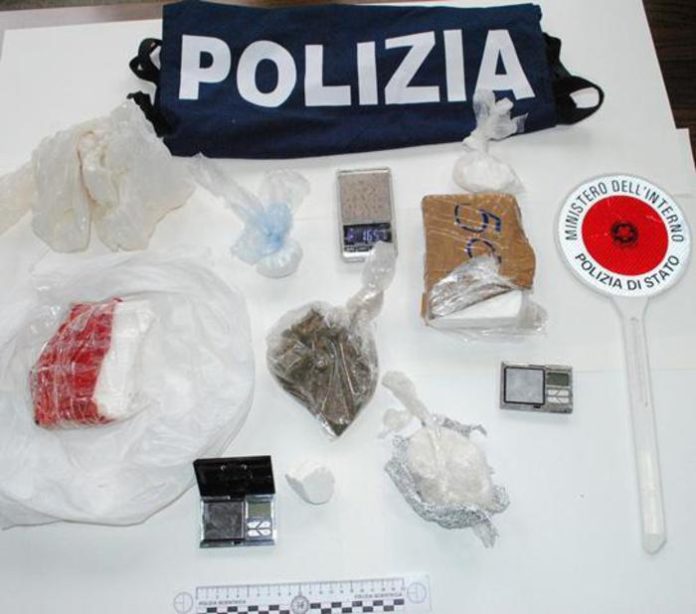 Droga: sequestrata tonnellata hashish vicino Roma, 4 arresti