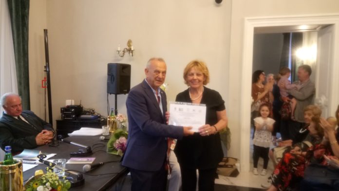 CLOTILDE BACCARI PREMIATA DAL PROFESSOR CARLO MONTINARI-min