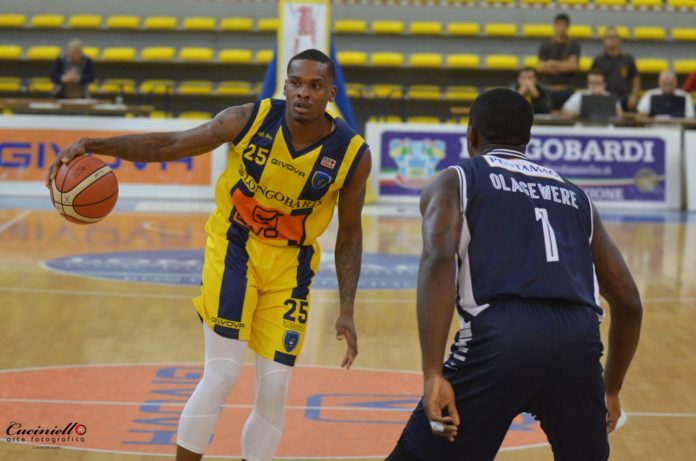 Aaron Thomas in azione di gioco contro Remer Treviglio