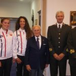 LE ATLETE CON I DUE COMANDANTI TODARO E ALLENATORE-min