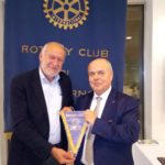 CARMINE NAPOLI CHE CONSEGNA IL GAGLIARDETTO DEL ROTARY EST A MARIO CAPANNA-min