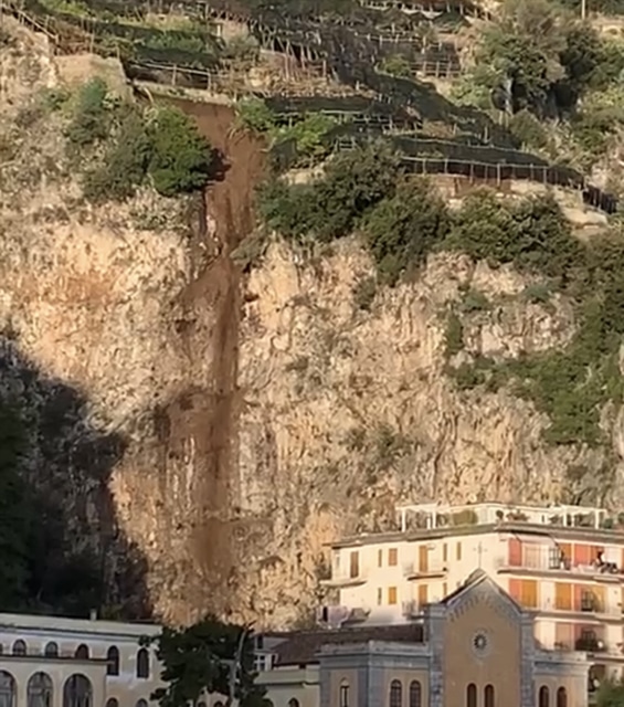 paura-a-maiori-crolla-un-terrazzamento-impressio-254763