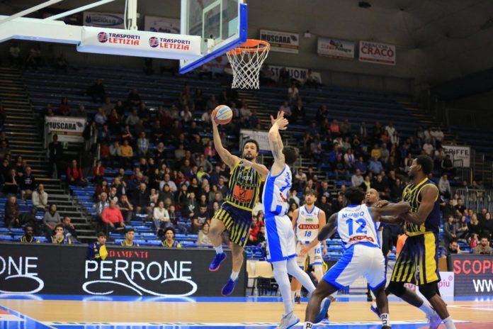 Claudio Tommasini in azione di gioco contro Orlandina basket