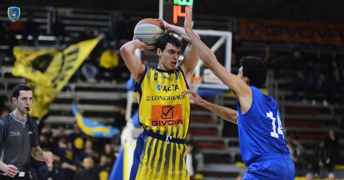 Nicholas Crow in azione di gioco contro MRinnovabili Agrigento