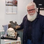 ALFREDO RAIOLA CON LA SUA SCULTURA