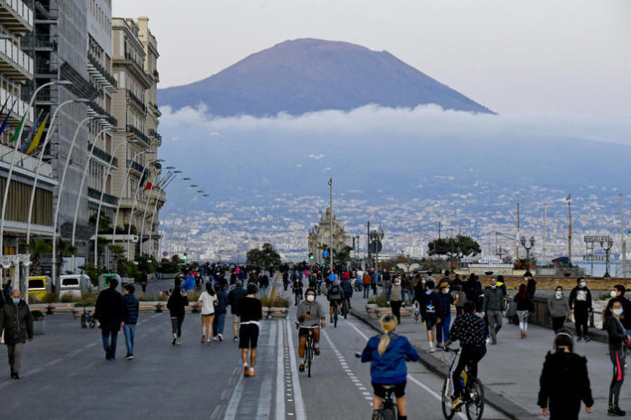 Coronavirus: Napoli, folla lungomare Caracciolo