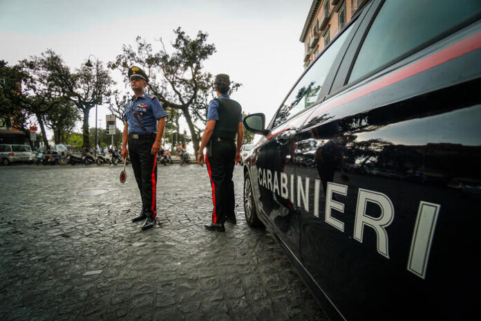 ++ Carabiniere interviene per sedare lite e viene pestato ++