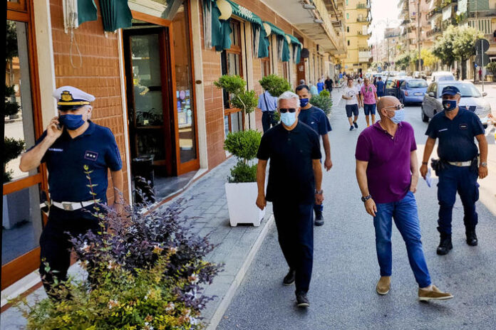 Senza mascherine al chiuso,multe da mille euro a Salerno