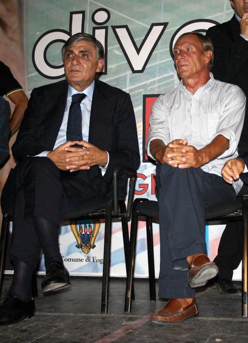 CALCIO: FOGGIA; ATTESA PER ZEMAN, FESTA E CORI TRA TIFOSI
