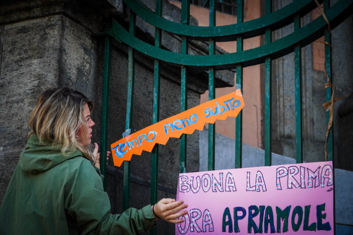 Zaini sospesi davanti alle scuole
