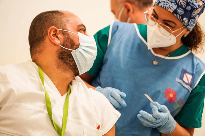 Vax Day: Napoli, infettivologo primo vaccinato al Cotugno