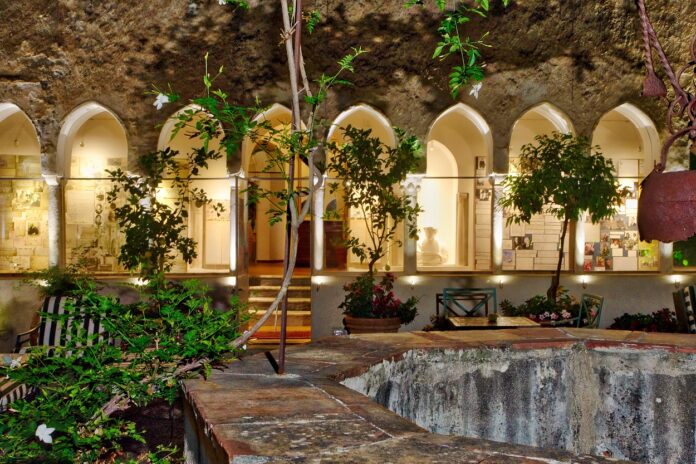 Chiostro-moresco-dell-hotel-luna-e-chiesa-di-sant-antonio_Amalfi(SA)_GFP2021