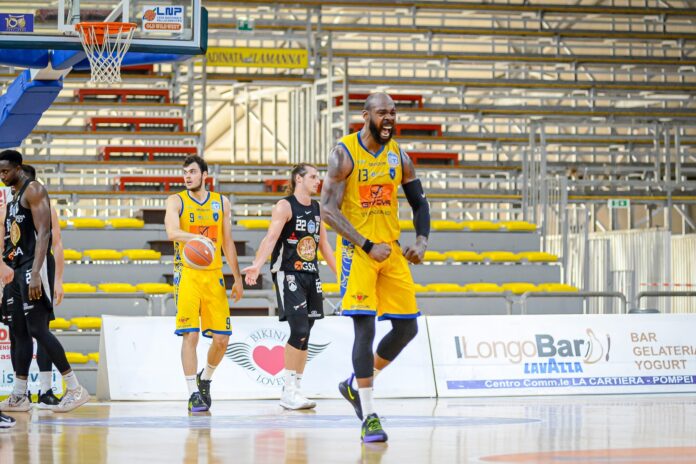 Charles Thomas esulta contro Apu Udine (gara 4)