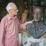 MASTROBERTI CON IL BUSTO DI TOTO’