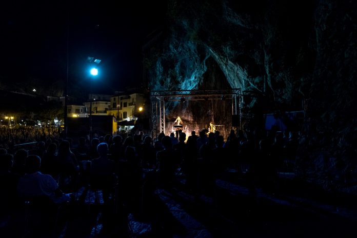 Piazzetta grotta con pubblico(1)