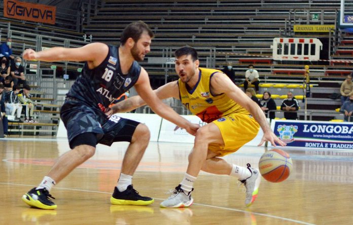 Monaldi in palleggio contro Atlante Roma