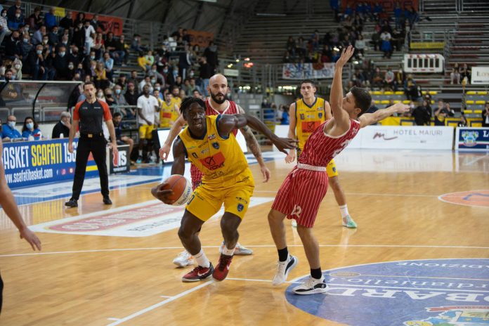 Joseph Mobio in penetrazione contro Umana Chiusi