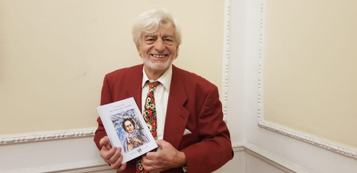 VITTORIO PESCA CON IL SUO LIBRO