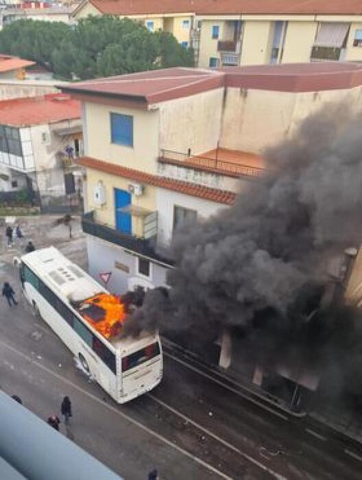 Calcio: Paganese-Casertana; incidenti, a fuoco bus tifosi ospiti