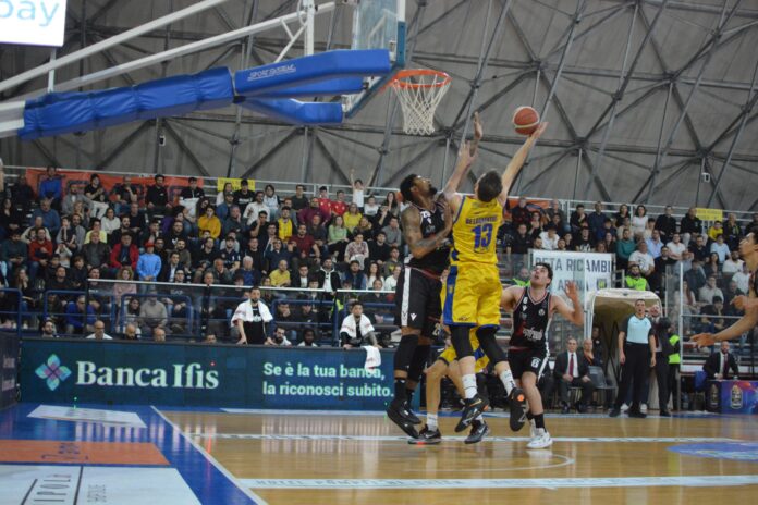 DeLa-in-sottomano-vs-Virtus-scaled