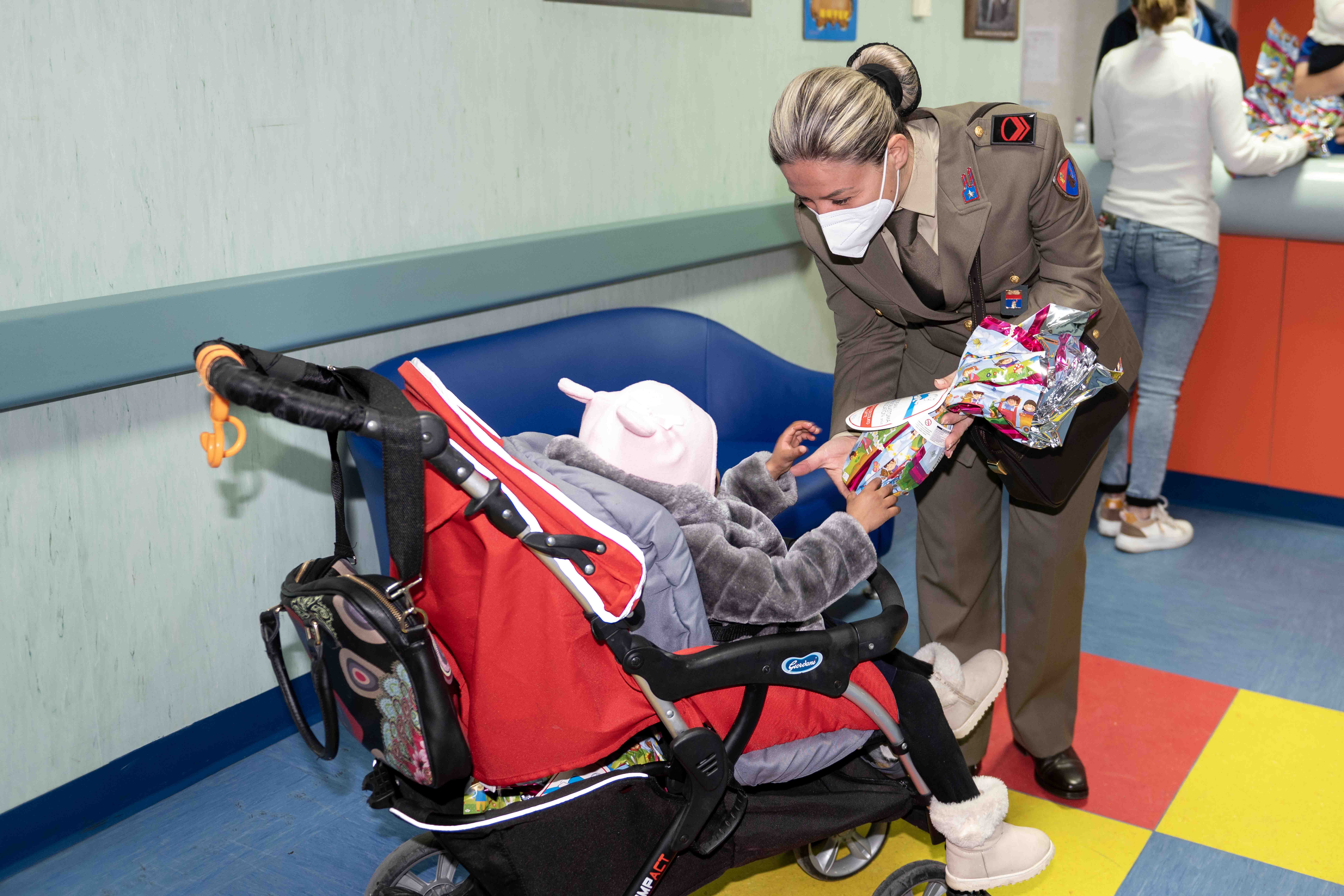 Il graduato del Vulture consegna le uova ai bambini