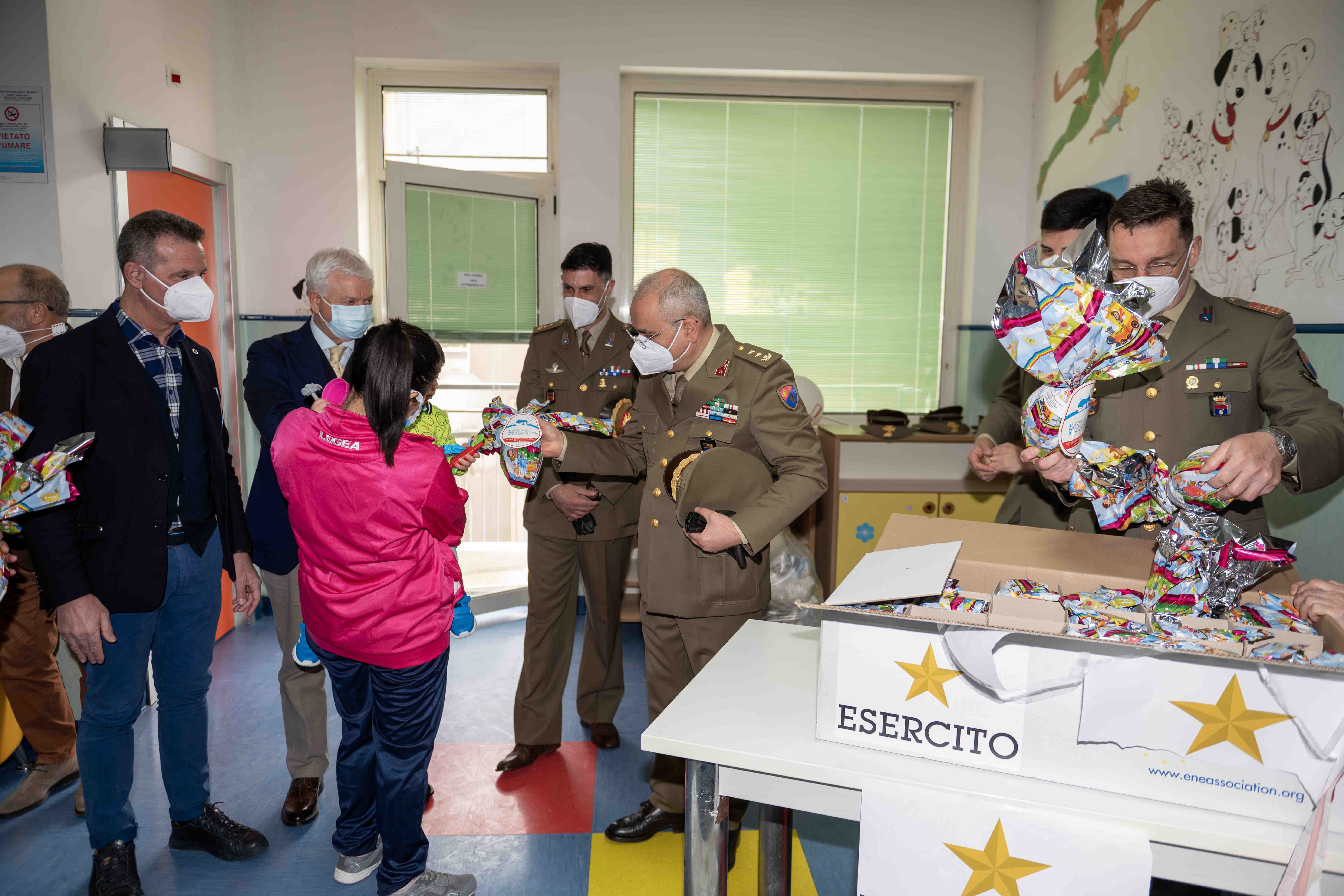 L’ufficiale medico Sorrentino consegna le uova ai bambini