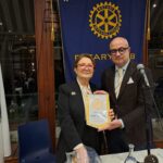 giustina e Tony con il gagliardetto