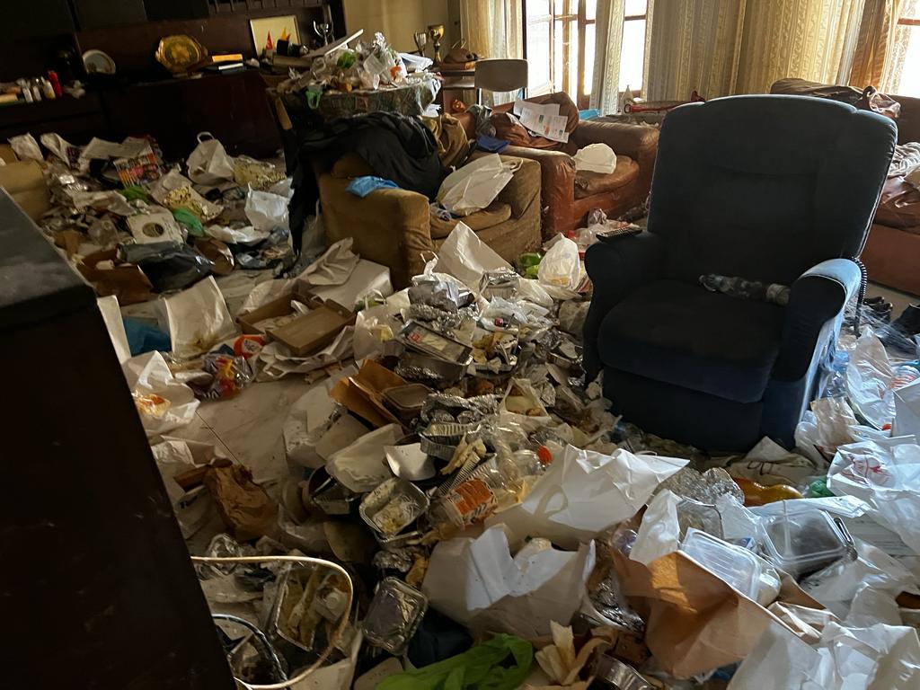 Domani i volontari dell'Humanitas ripuliranno l'appartamento di Maria Luisa  l'accumulatrice seriale. — Gazzetta di Salerno
