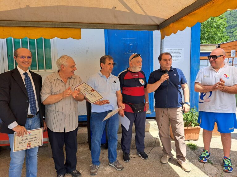 Al campo di rugby “Margiotta – Minelli” di Mercato Sanseverino festa di fine anno agonistico dell’Associazione Salerno Rugby con consegna di attestati e nomina dei Soci Onorari.