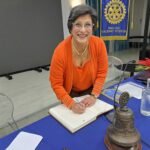 surmonte che firma il registro