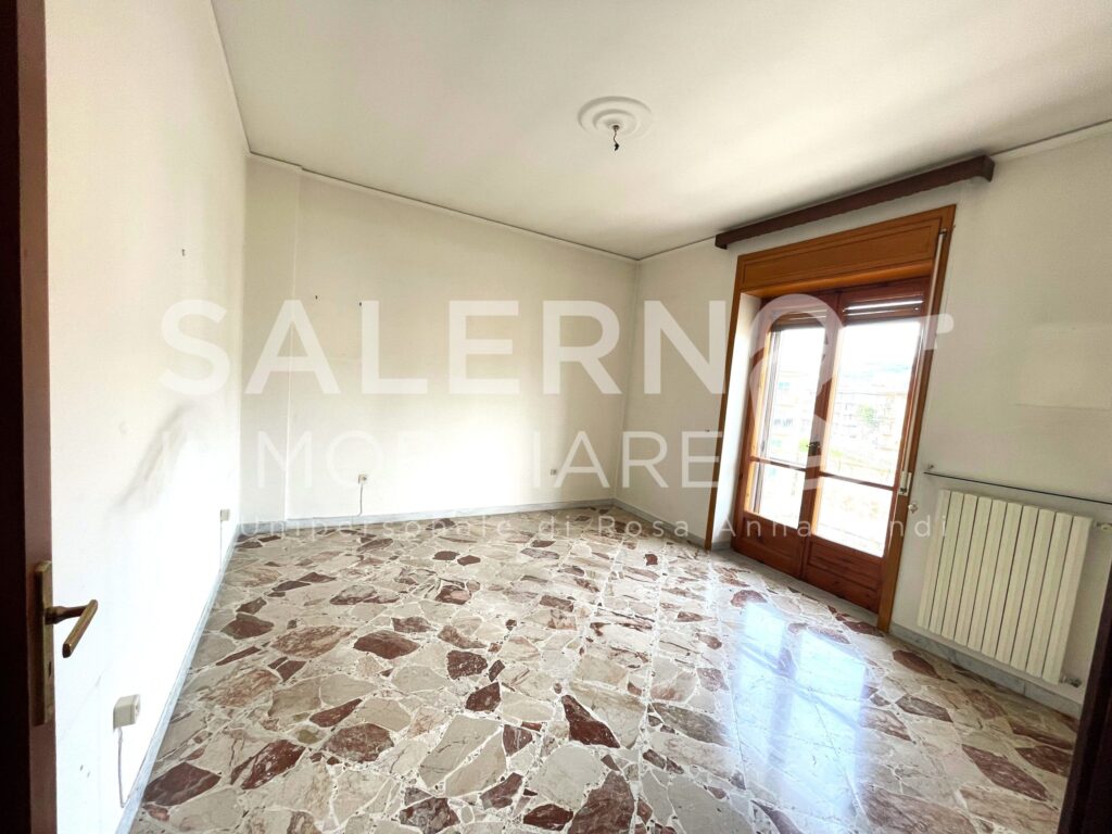 salerno immobiliare vendesi appartamento 5 vani con posto auto a Pastena