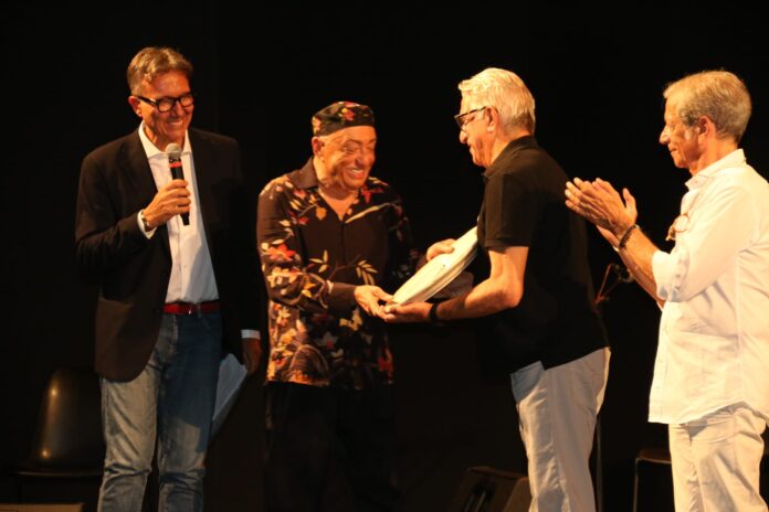 IL SINDACO CONSEGNA OPERA A PEPPE BARRA