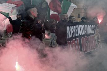 Cortei a Bologna, scontri tra polizia e antagonisti. Meloni: “Spiace certa sinistra tolleri facinorosi”