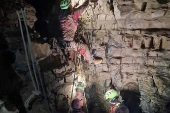 Bergamo, speleologa intrappolata in grotta Bueno Fonteno: “Soccorsi difficili”