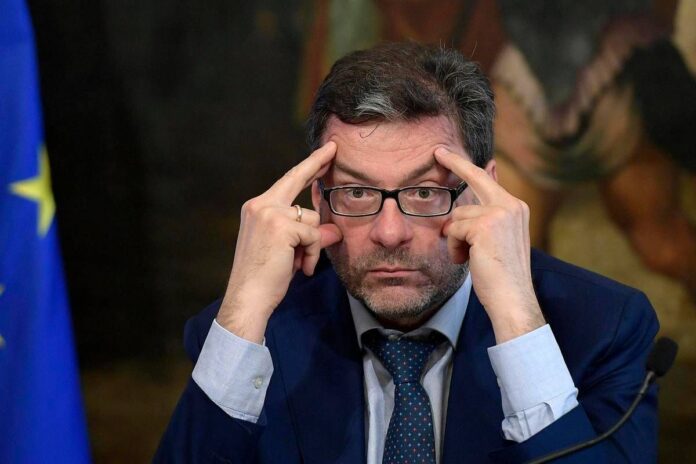 Manovra, scostamento da 29 miliardi. Giorgetti: “Serve un approccio più prudente”