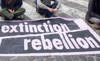 Brescia, Extinction Rebellion: “Attiviste costrette a spogliarsi in questura”. La replica: “Procedure rispettate”