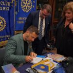 Bacchi che autografa il suo libro