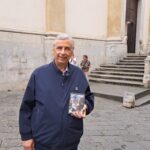 esposito con il libro