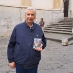esposito con il libro ridotta