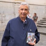 esposito con il libro ridotta 3