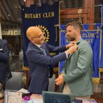 governatore Brando cge appunta lo spillino a Bacchi