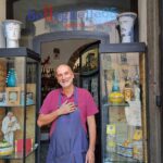PINO ADINILOFI DAVANTI ALLA SUA BOTTEGA