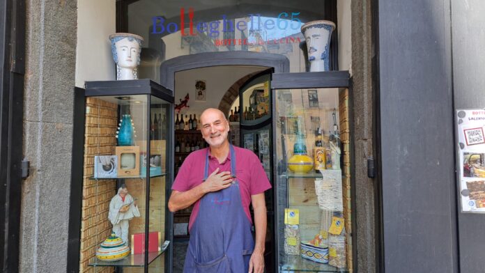 PINO ADINILOFI DAVANTI ALLA SUA BOTTEGA