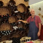 parete di tappi di sughero e vini