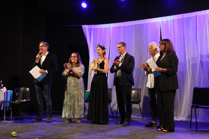 LA CONSEGNA DEL PREMIO NATELLA AD ANNARITA VITOLO