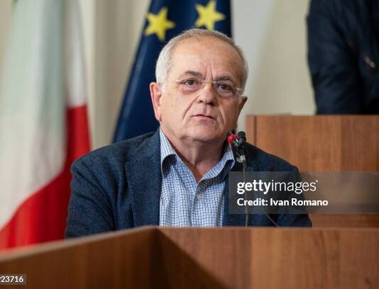 “Io, Casalese che non sono altro. – Storia di resistenza e di riscatto”. Il libro dell’ex Sindaco di Casal di Principe, Renato Franco Natale. A presentarlo questa sera al Comune di Vietri il professor Isaia Sales.