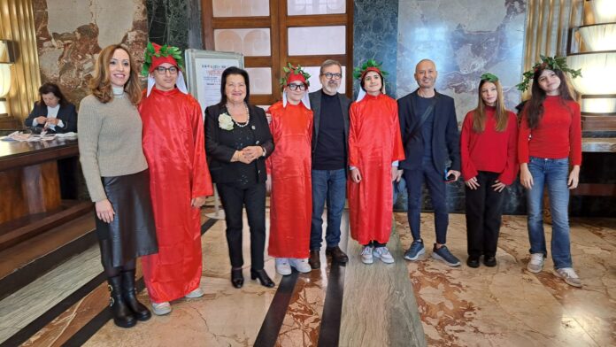 TRIFONE GARGANO AL CENTRO CON PINA BASILE MASSIMO ARCANGELI E ALCUNI STUDENTII CHE HANNO INTERPRETATO DANTE