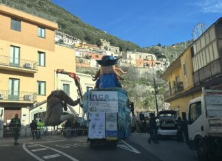 Sarno, cede un carro di Carnevale: tre feriti