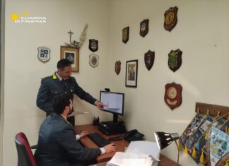 Truffa e falsità in atti pubblici da pubblici ufficiali, interdetti 2 medici